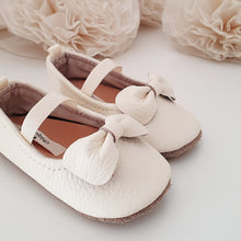 Cargar imagen en el visor de la galería, THE IVORY BOW FLATS