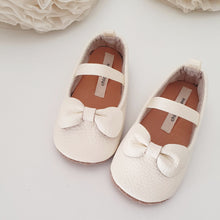 Cargar imagen en el visor de la galería, THE IVORY BOW FLATS