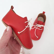 Cargar imagen en el visor de la galería, THE DRESSY OXFORDS - ROJO MANZANA