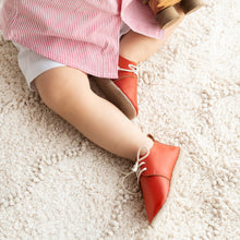 Cargar imagen en el visor de la galería, THE DRESSY OXFORDS - ROJO MANZANA