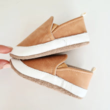 Cargar imagen en el visor de la galería, THE LEATHER SLIP-ON